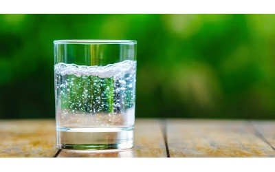 Газирана вода: Ползи, рискове и приложение в ежедневието